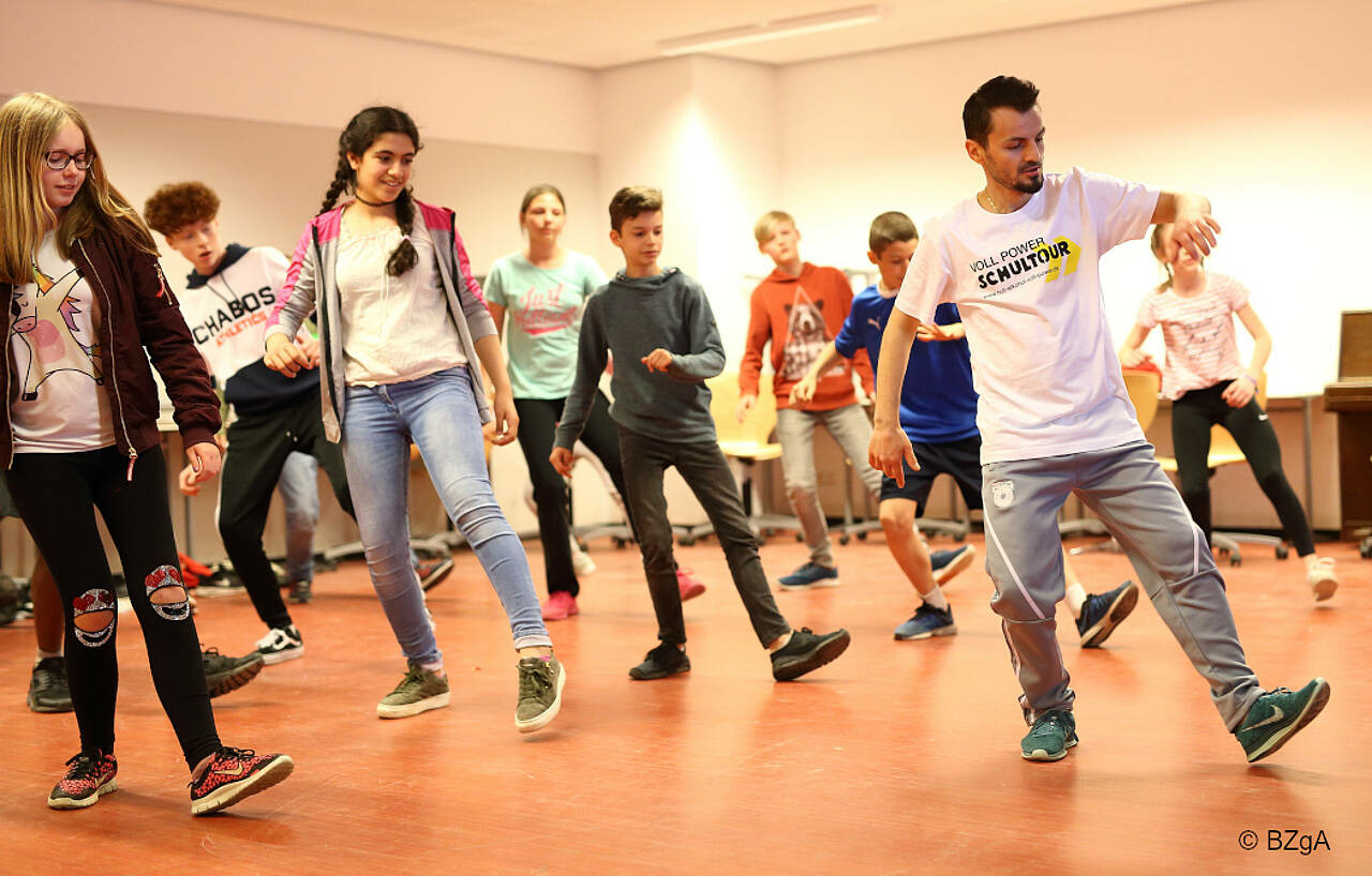 Tanzende Schüler bei der Voll-Power-Schultour. Foto: Woltersmann/BZgA