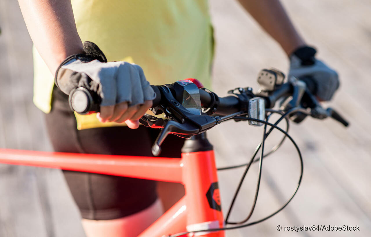 Ein junger Fahrradfahrer hält seinen Lenker fest. Foto: Rostyslav84/AdobeStock