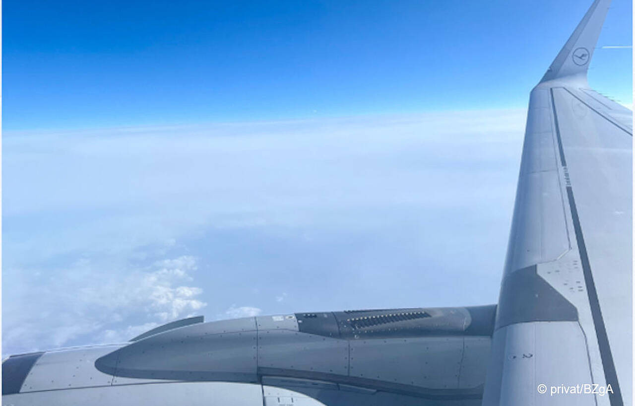 Blick aus einem Flugzeug hoch über den Wolken. Bild: privat/BZgA.