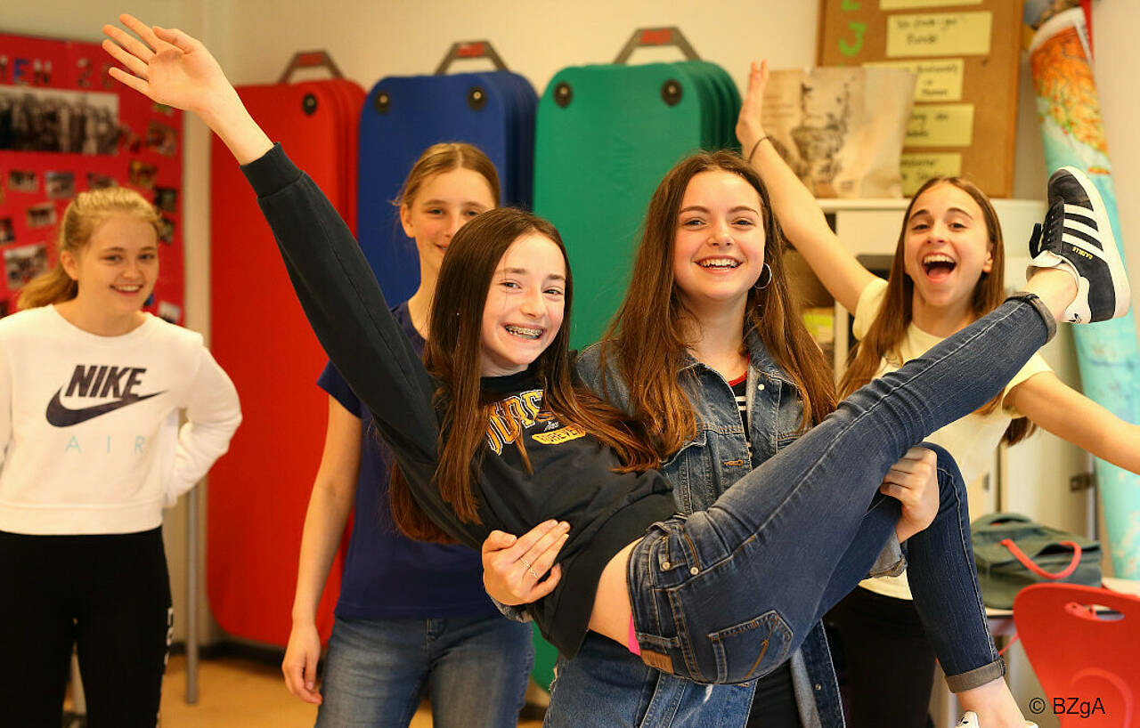 Fröhliche Schülerinnen bei der Voll-Power-Schultour. Foto: Woltersmann/BZgA