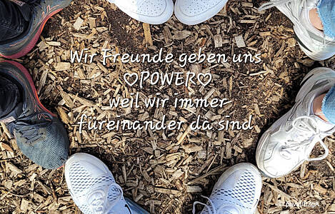 Schuhe mehrerer Jugendlicher, die im Kreis stehen und mit ihren Füßen ein Herz formen. mit Text: "Wir Freunde geben uns Power, weil wir immer füreinander da sind." Foto: privat/BZgA.