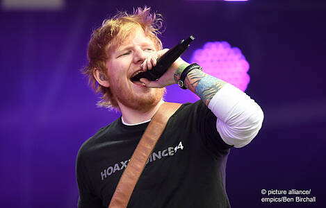 Der britische Sänger Ed Sheeran bei einem Konzert. Foto: © picture alliance/empics/Ben Birchall.