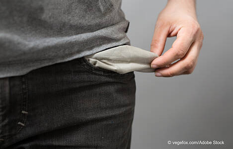 Ein Mann zieht das Futter seiner leeren Hosentasche heraus. Foto: vegefox.com/Adobe Stock. 