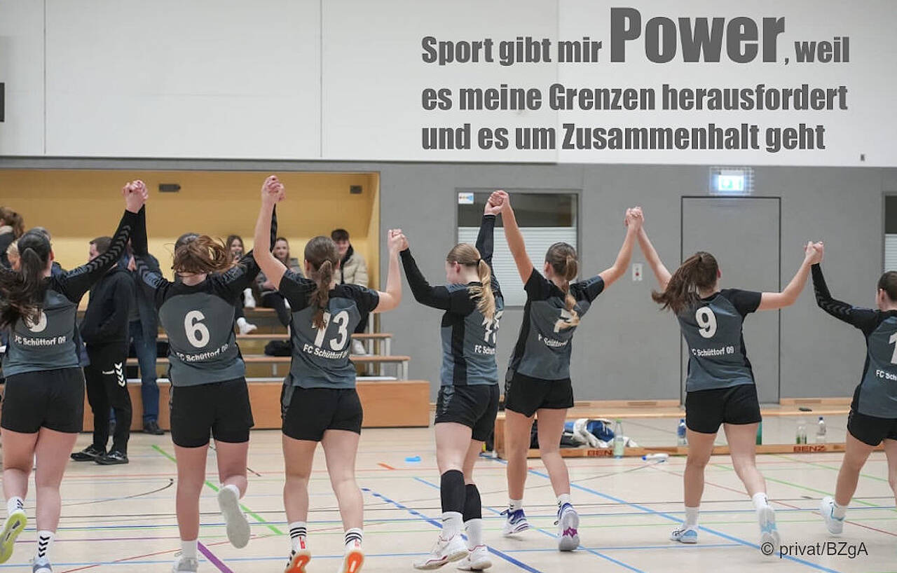 Eine Mädchenmannschaft feiert ihren sportlichen Erfolg. Foto: privat/BZgA.