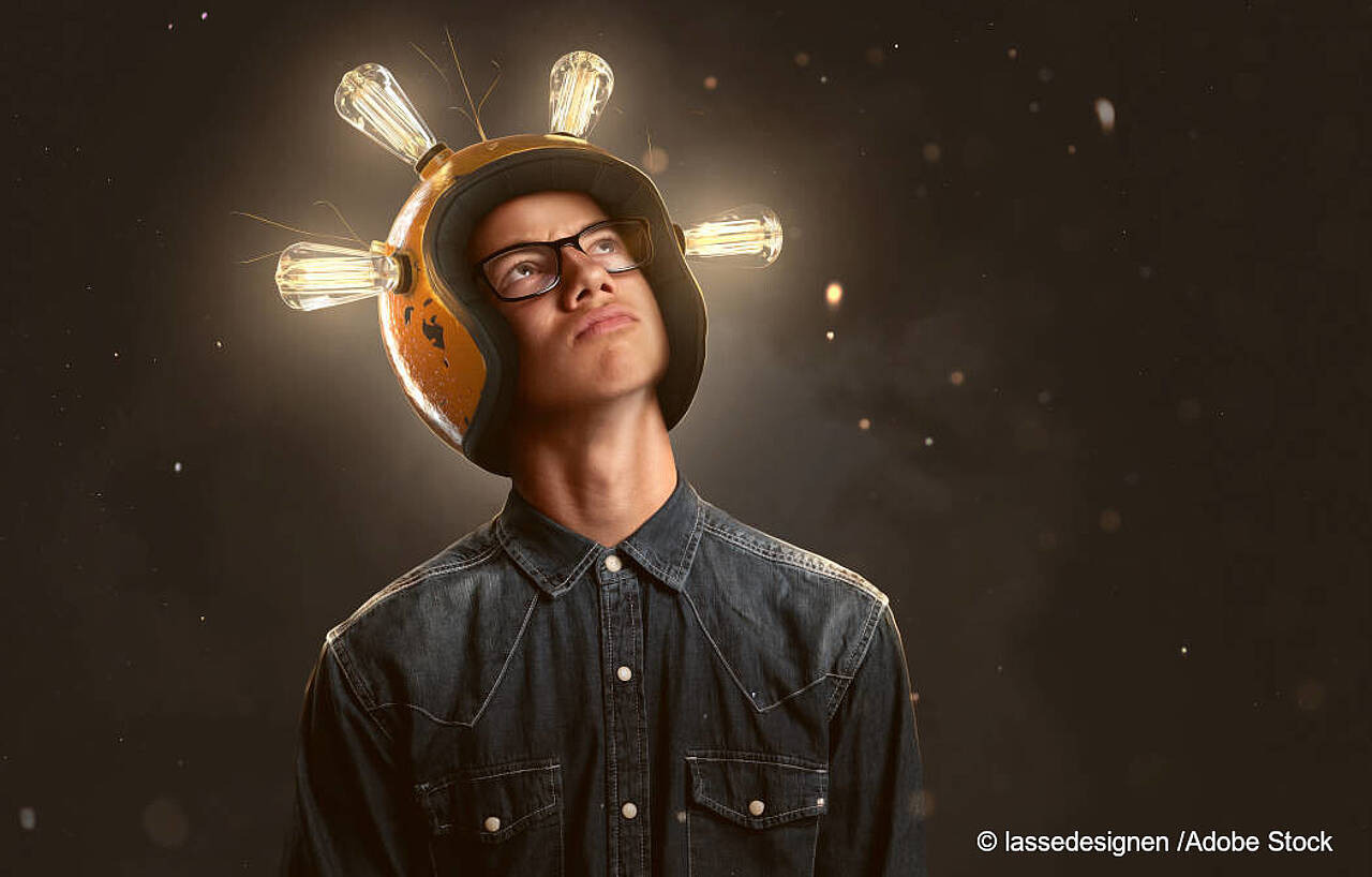 Junge mit Lampenhelm. Foto: Lassedesignen/Adobe Stock.