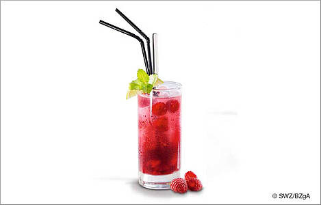 Alkoholfreier Cocktail "Refresher" in einem hohen Cocktailglas mit zwei Strohhalmen. Foto: SWZ/BZgA.