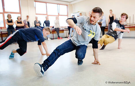 Tanzteamer beim Breaking-Workshop. Foto: Woltersmann/BZgA.