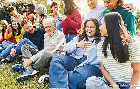 Eine Gruppe von Personen verschiedener Generationen. Foto: disobeyart/Adobe Stock.