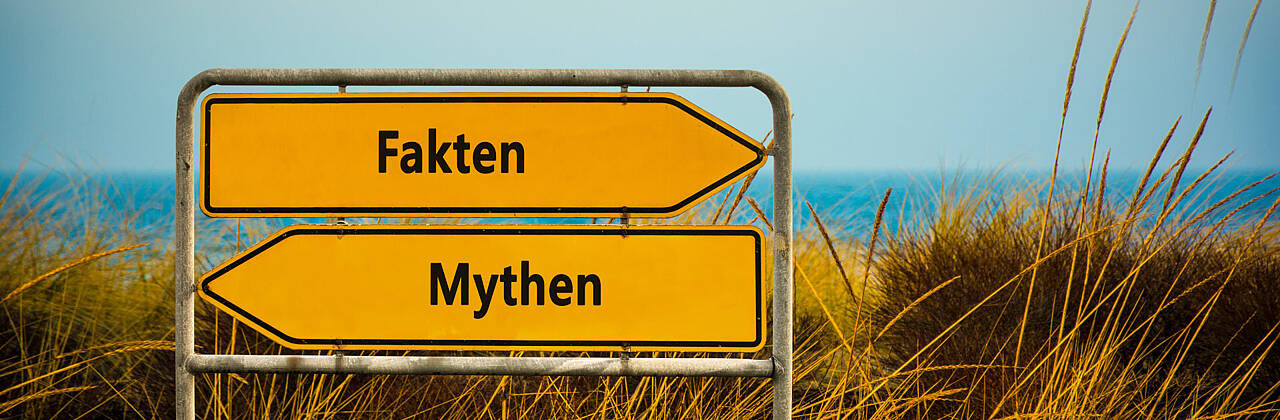 Wegweiser "Fakten" und "Mythen". Foto: Thomas Reimer/Adobe Stock.