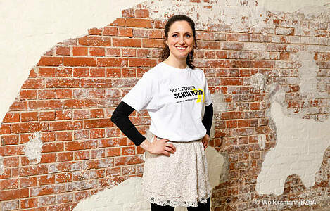 Die Theaterteamerin Mareike steht vor einer Wand. Foto © Woltersmann/BZgA.