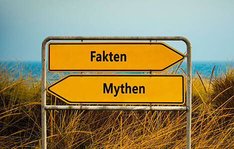 Wegweise "Fakten" und "Mythen". Foto: Thomas Reimer/Adobe Stock.