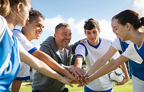Trainer und junge Fußballspieler. Foto: Rido/Adobe Stock.