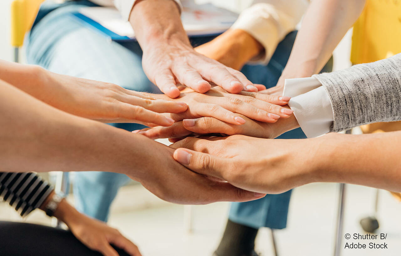 Teamwork: Hände übereinander. Foto: Shutte B /Adobe Stock