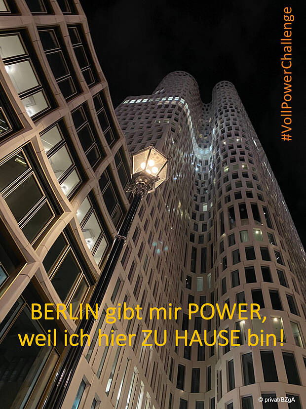 Ein hohes erleuchtetes Gebäude in Berlin bei Nacht. Bild: privat/BZgA