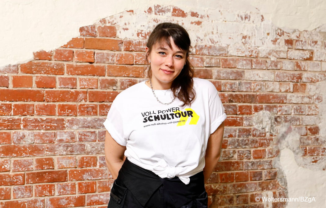 Band-Teamerin Leona Heine vor einer Backsteinmauer. Foto: Woltersman/BZgA.